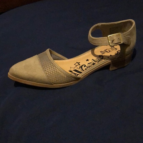 Sandals - Picture 2 of 4